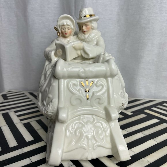 Vintage music box sculpted in a sleigh with caroling family - Picture 3 of 16